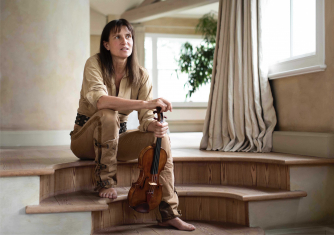 Viktoria Mullova holding violin