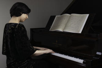 Renana Gutman plays piano