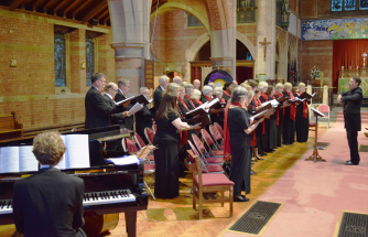 Elgar Chorale performing with Piers Maxim