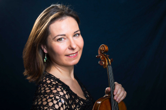 Melina Mandozzi with her violin Melina Mandozzi with her violin