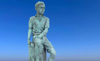 The statue to stand on Lowestoft seafront opposite Britten's childhood home The statue to stand on Lowestoft seafront opposite Britten's childhood home