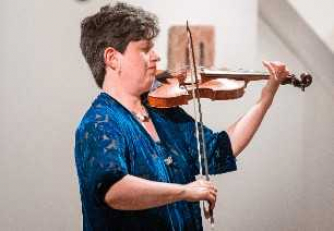 Kati Debretzeni - baroque violin Kati Debretzeni - baroque violin
