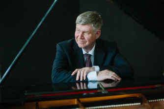 Ian Hobson – piano. Photo Credit: Tatiana Daubek Ian Hobson – piano. Photo Credit: Tatiana Daubek