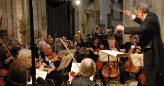 Martin Henderson conducting the DCO in Wimborne Minster