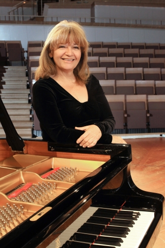 Idil Biret (piano)