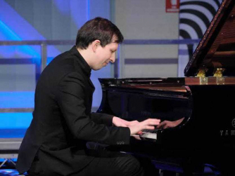 Lucas Krupinski piano