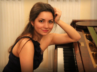 Arina Lazgiian - piano