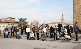 I Fagiolini stand with musical instruments and Vespers