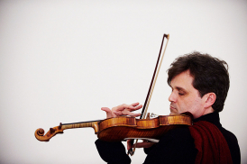 Peter Sheppard Skaerved playing the violin