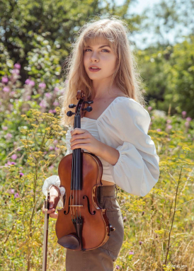 Alexandra Peel with her violin