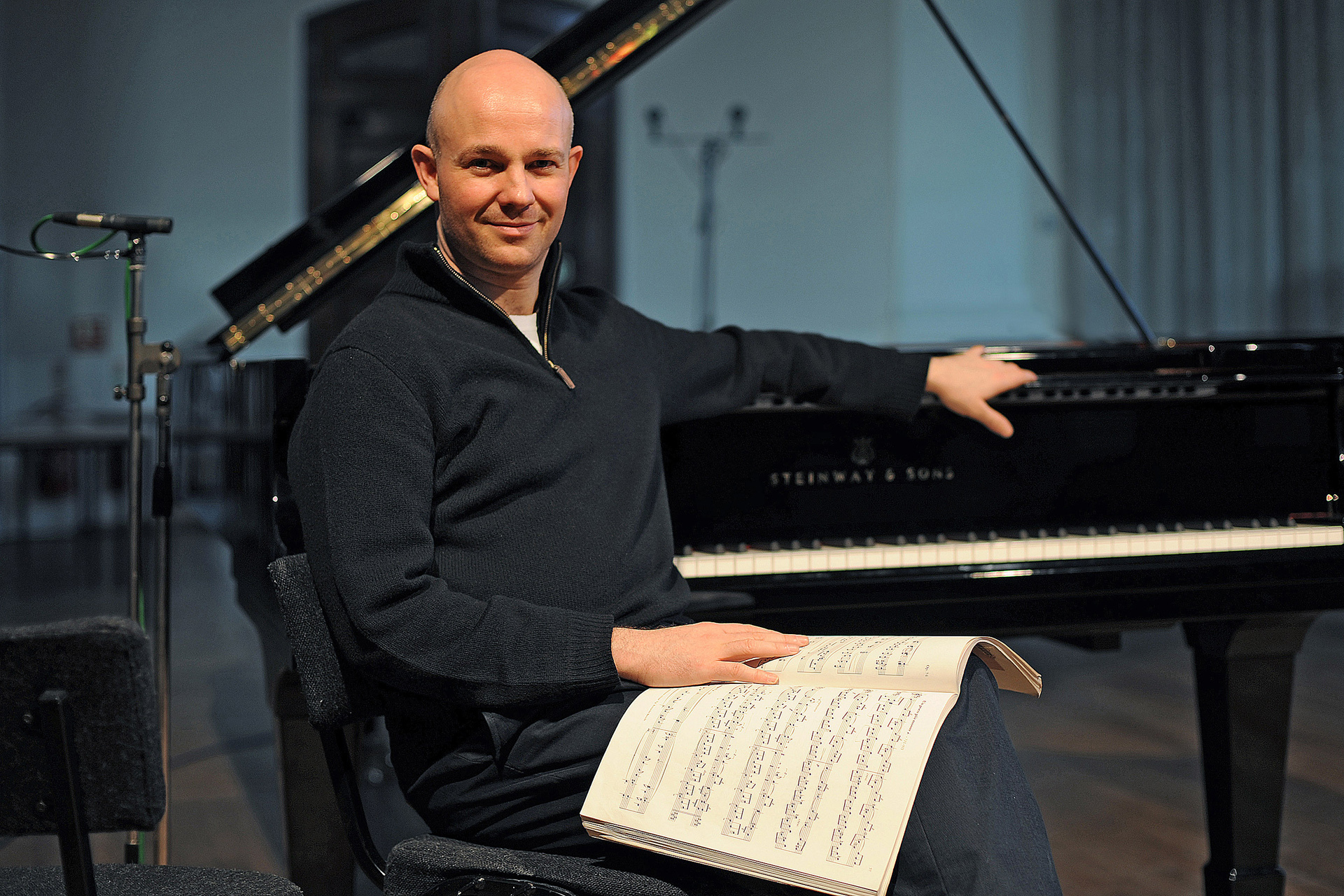 Charles piano. Артуро Бенедетти Микеланджели. Стивен Ридли пианист. Валерий Вишневский пианист. Пианист карлик.